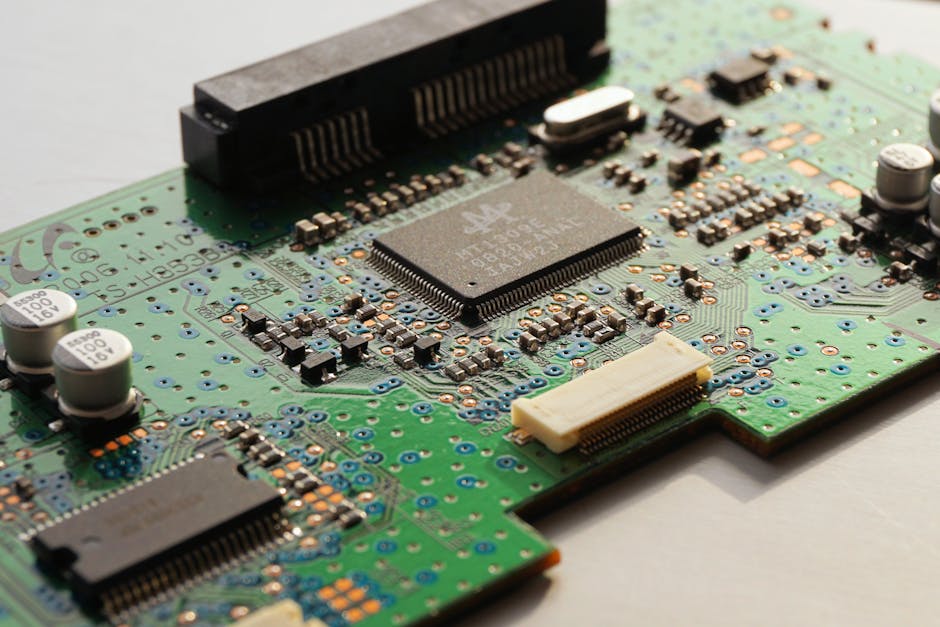 【芯片回收】電子廢料變現方案 Detailed close-up photo of a circuit board highlighting microchip components and electronic circuits.