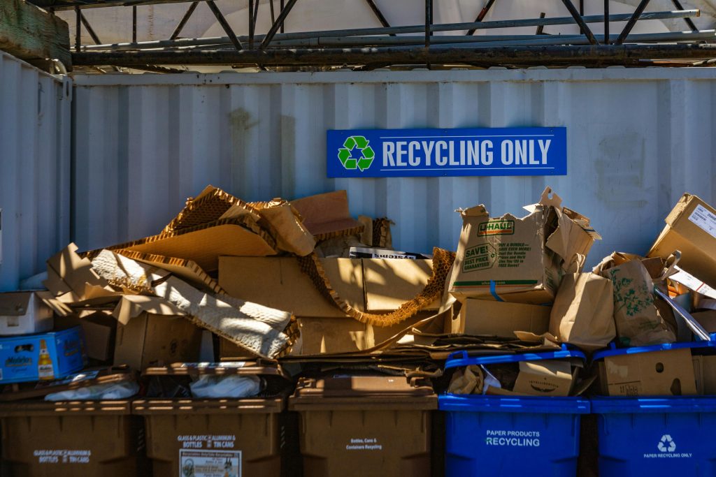 【三者的核心分別】環保回收、無害化處置、資源再生 Recycling area filled with cardboard and paper materials, promoting sustainability.